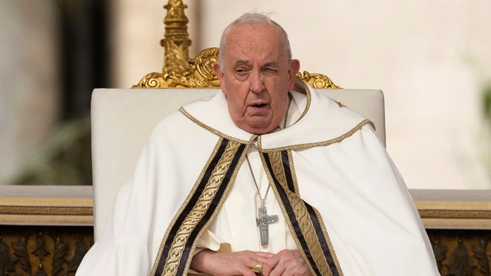 Archivbild vom 31.03.2024: Papst Franziskus hält die Ostermesse auf dem Petersplatz im Vatikan.