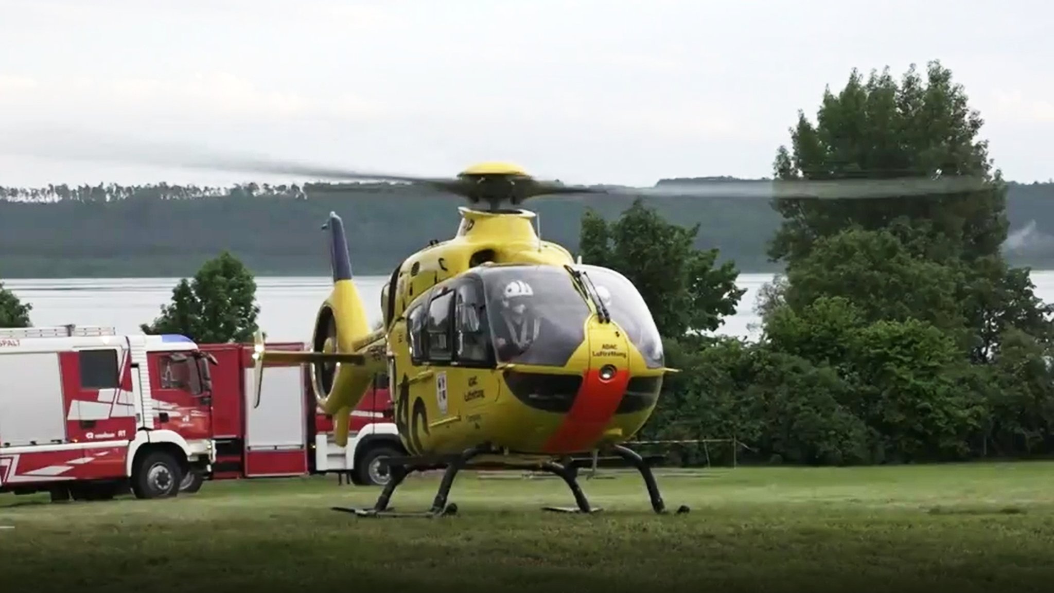 Ein Rettungshubschrauber brachte die schwer verletzten Personen ins Krankenhaus. 