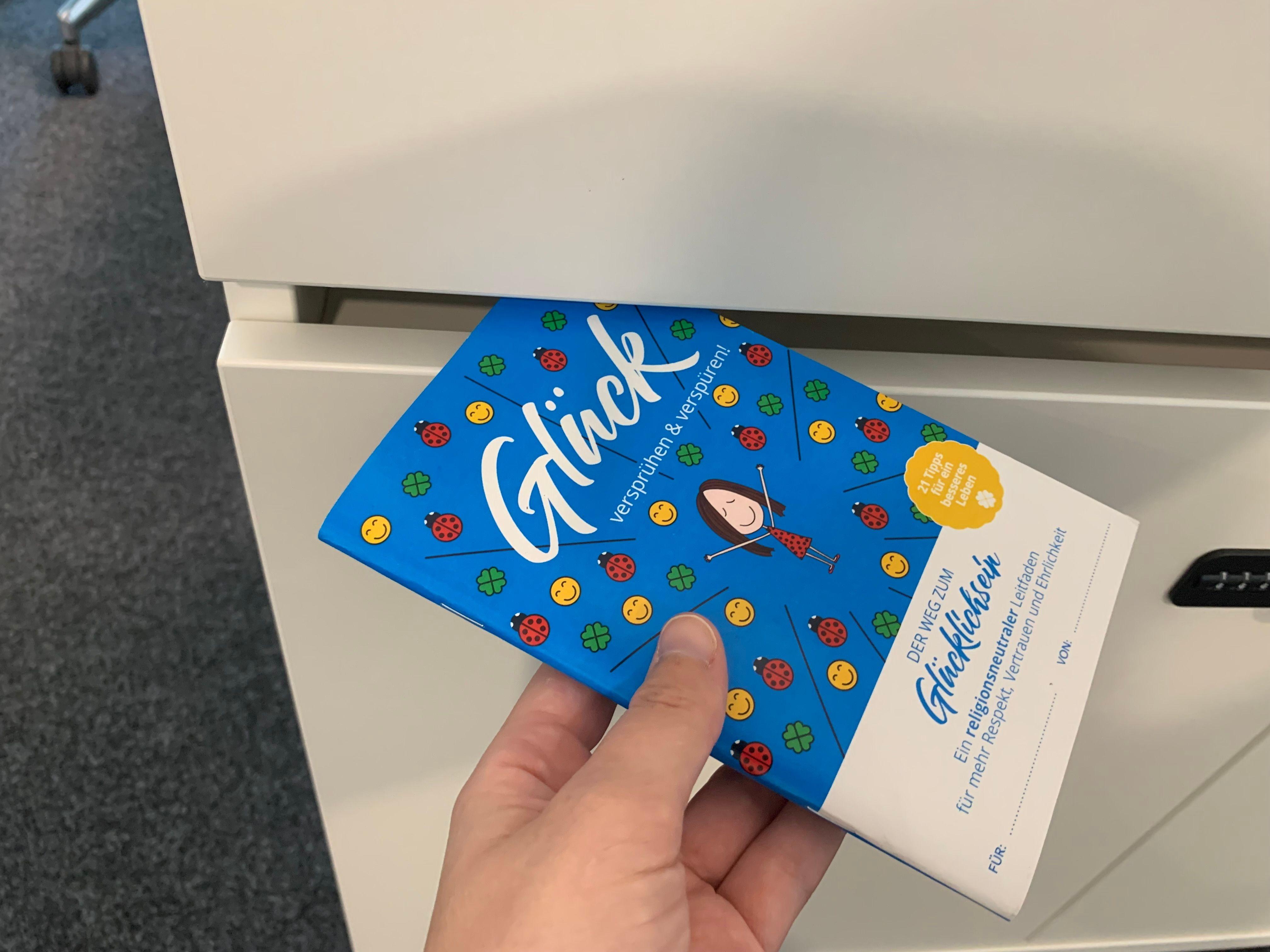 Der "Leitfaden zum Glücklichsein" landet gerade in Münchner Briefkästen. Dass es sich um Scientology handelt, ist nicht sofort ersichtlich. 