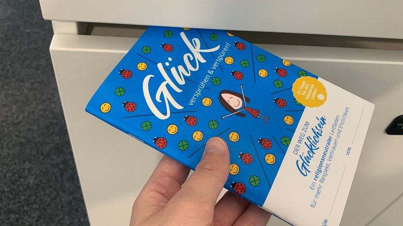 Der "Leitfaden zum Glücklichsein" landet gerade in Münchner Briefkästen. Dass es sich um Scientology handelt, ist nicht sofort ersichtlich. | Bild: BR/ Neumeier Der "Leitfaden zum Glücklichsein" landet gerade in Münchner Briefkästen. Dass es sich um Scientology handelt, ist nicht sofort ersichtlich.