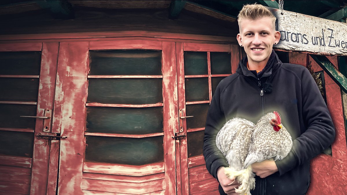 Jungzüchter Tobias Hüttner aus Niederbayern mit einem seiner Hühner
