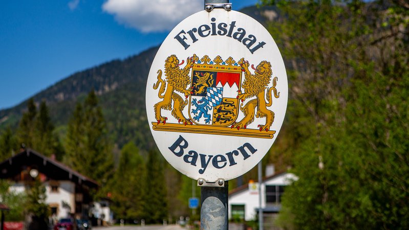 Schild Freistaat Bayern | Bild: picture alliance / Goldmann | Goldmann Schild Freistaat Bayern