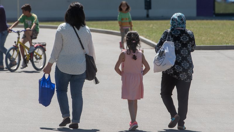 Frauen und Kinder in einer bayerischen Erstaufnahmeeinrichtung (Symbolbild) | Bild: pa/dpa/Armin Weigel Frauen und Kinder in einer bayerischen Erstaufnahmeeinrichtung (Symbolbild)