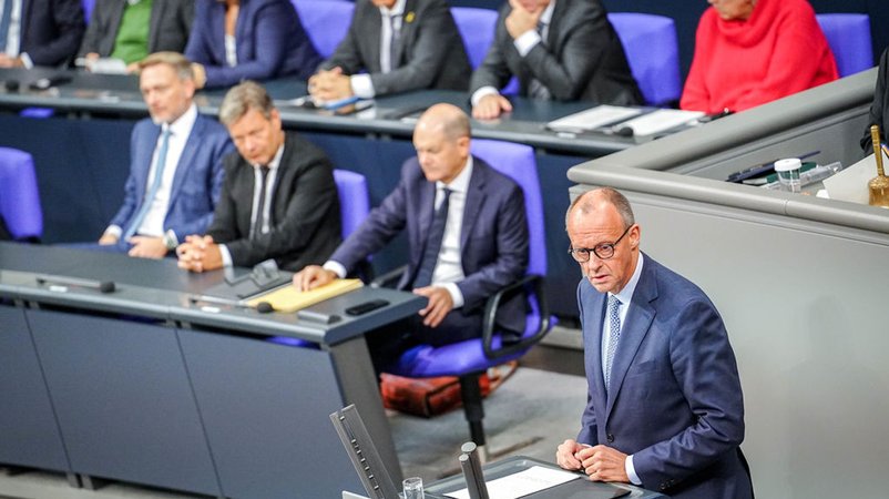 Während der FDP-Chef seine Koalitionspartner mit seinem Grundsatzpapier verärgert, lobt die Union Linders "mutiges Papier". | Bild: dpa-Bildfunk/Kay Nietfeld Während der FDP-Chef seine Koalitionspartner mit seinem Grundsatzpapier verärgert, lobt die Union Linders "mutiges Papier".