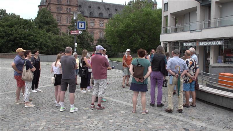 Klimarundgang am Aschaffenburger Schlossplatz. 