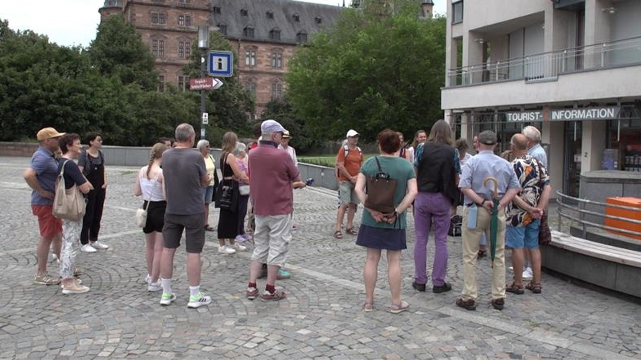 Klimarundgang am Aschaffenburger Schlossplatz. 