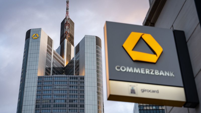ARCHIV - 17.05.2021, Hessen, Frankfurt/Main: Das Logo des Commerzbank ist an einer Filiale in Sichtweite der Zentrale der Commerzbank (l) angebracht. (zu dpa: «Commerzbank legt Plan vor - Kommt großer Stellenabbau?») Foto: Frank Rumpenhorst/dpa +++ dpa-Bildfunk +++ | Bild: dpa-Bildfunk/Frank Rumpenhorst ARCHIV - 17.05.2021, Hessen, Frankfurt/Main: Das Logo des Commerzbank ist an einer Filiale in Sichtweite der Zentrale der Commerzbank (l) angebracht. (zu dpa: «Commerzbank legt Plan vor - Kommt großer Stellenabbau?») Foto: Frank Rumpenhorst/dpa +++ dpa-Bildfunk +++