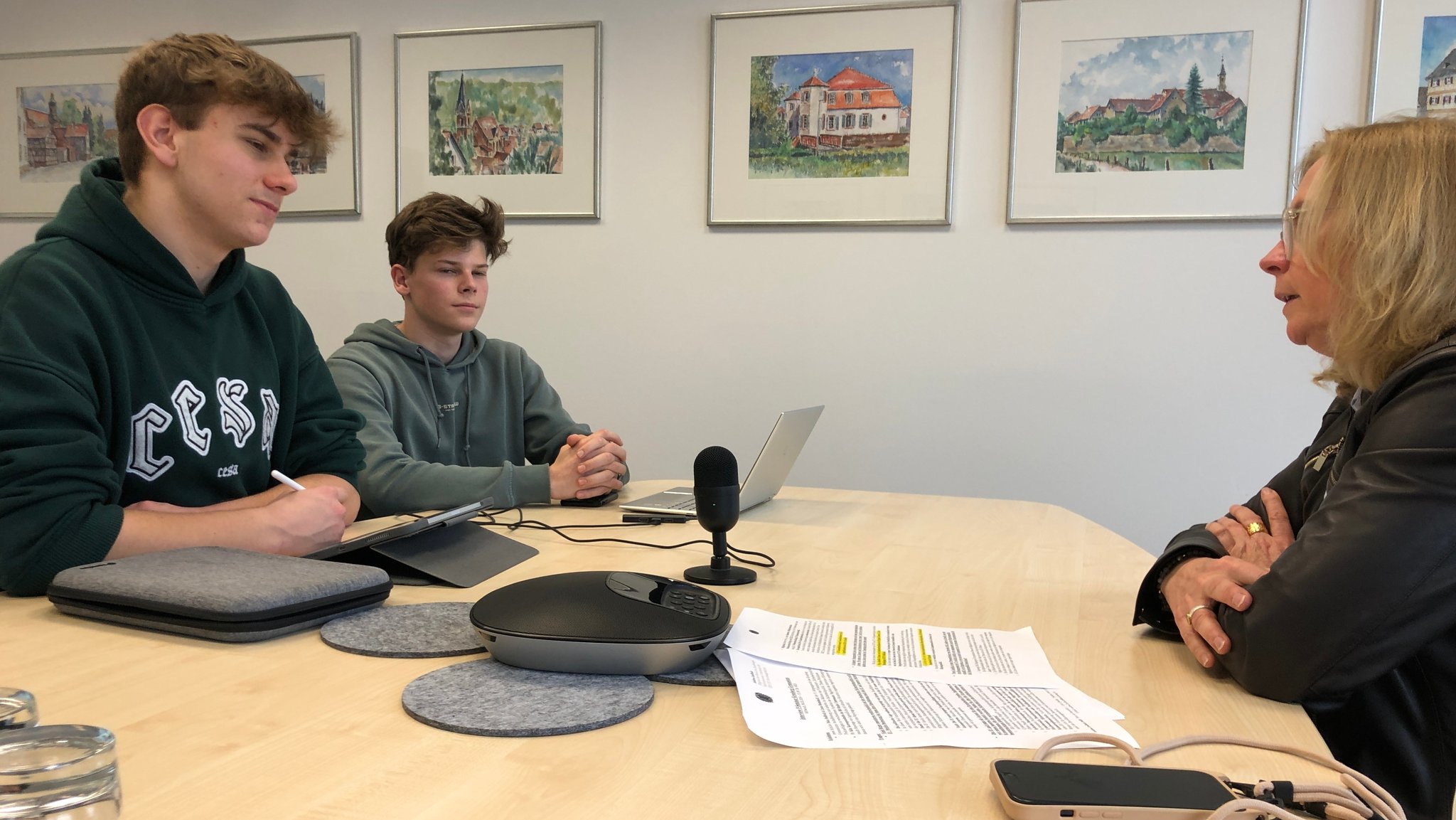 Die CSU-Bundestagsabgeordnete Andrea Lindholz (r.) mit den Schülern Linus (l.) und Max (Mitte)