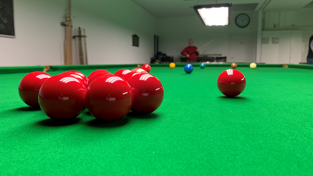 15 rote und sechs bunte Kugeln gilt es beim Snooker zu versenken. 