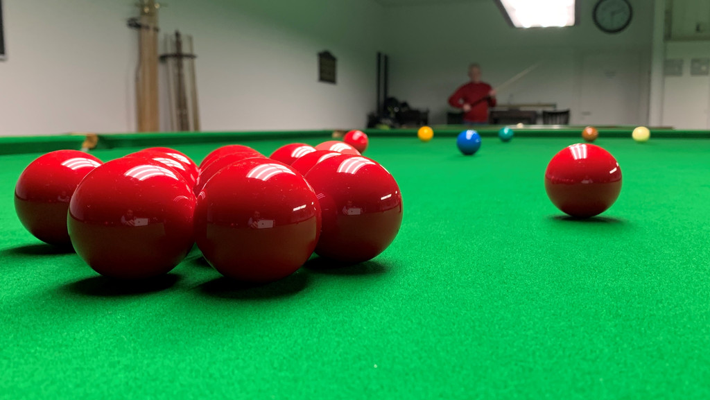 15 rote und sechs bunte Kugeln gilt es beim Snooker zu versenken. 