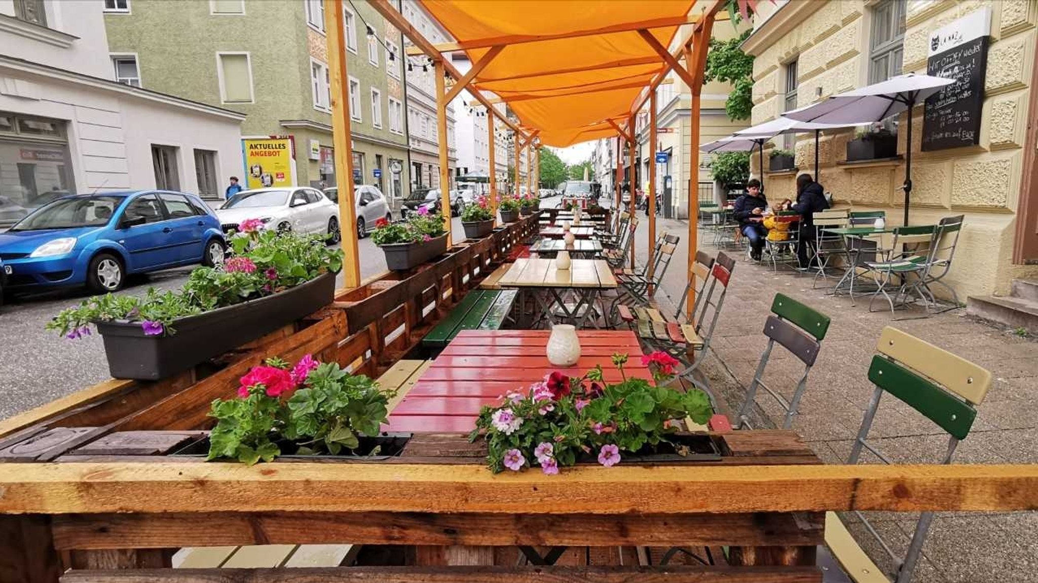 Schanigarten vor dem "La Kaz" im Münchner Westend. 