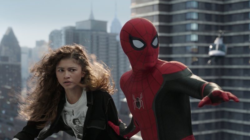Bedrängt von der Presse und das überall: Zendaya Coleman und Tom Holland in "Spider-Man: No Way Home" (Filmszene).