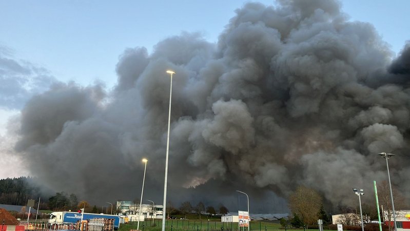 Brand im Holzlager des Hobelwerks in Pressath | Bild: News5/ Jürgen Masching Brand im Holzlager des Hobelwerks in Pressath