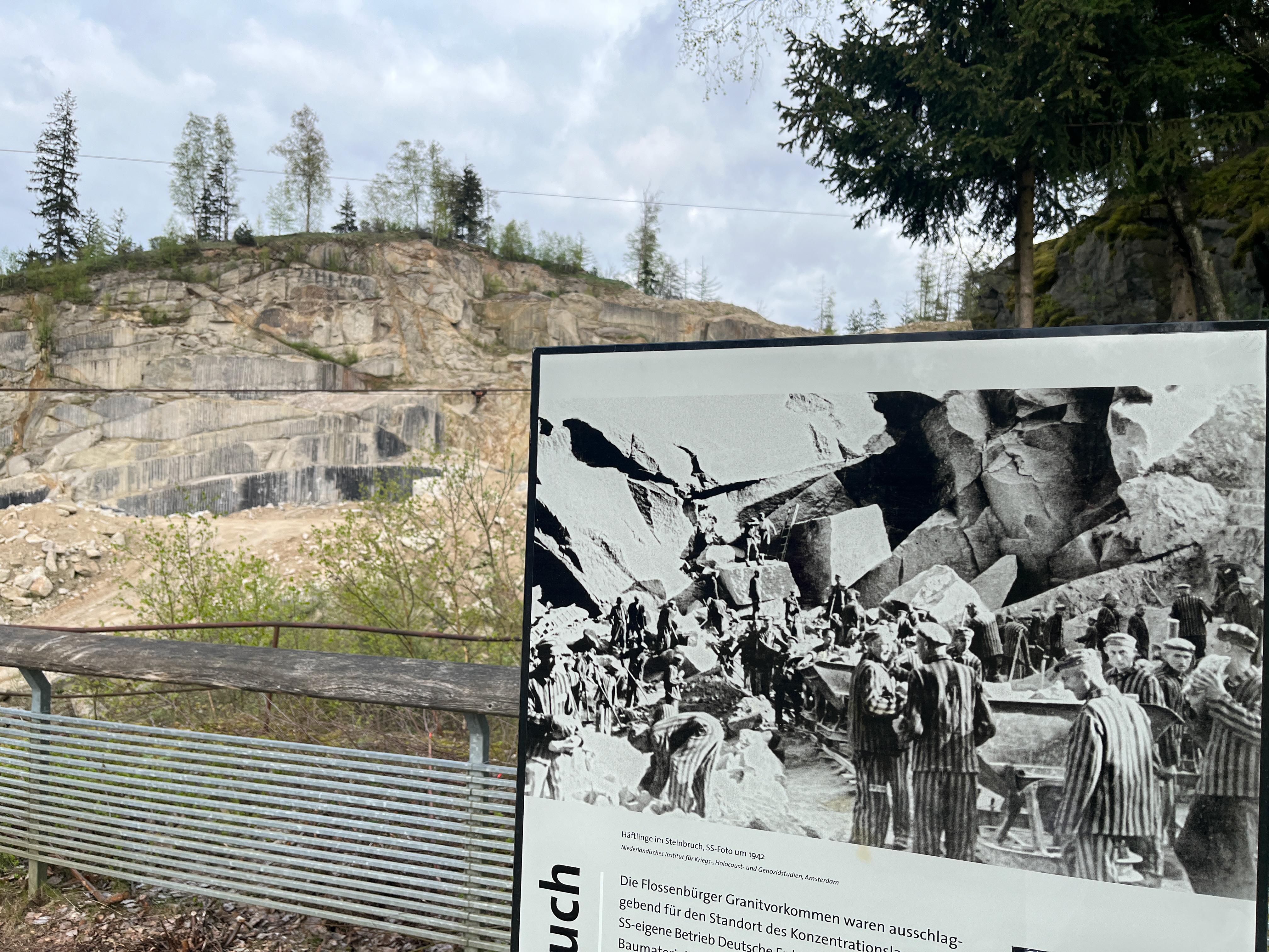 Der Granitsteinbruch. Im Vordergrund eine Dokumentationstafel.