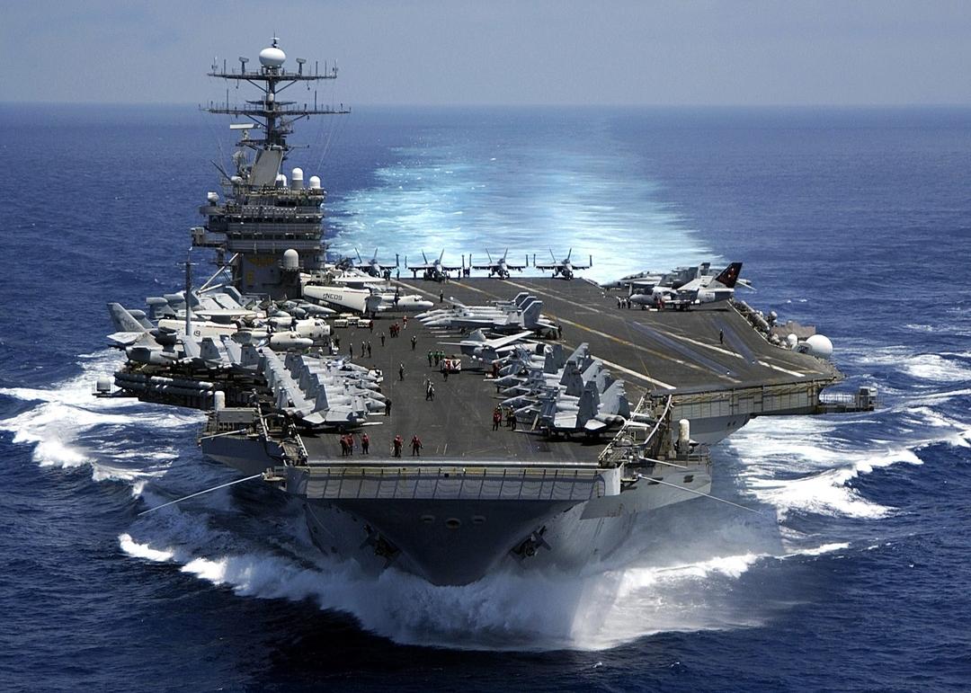 Einer der größten US amerikansichen Flugzeugträger, die USS Carl Vinson (CVN 70) ist am 15.03.2005 auf hoher See unterwegs. (Archivbild)