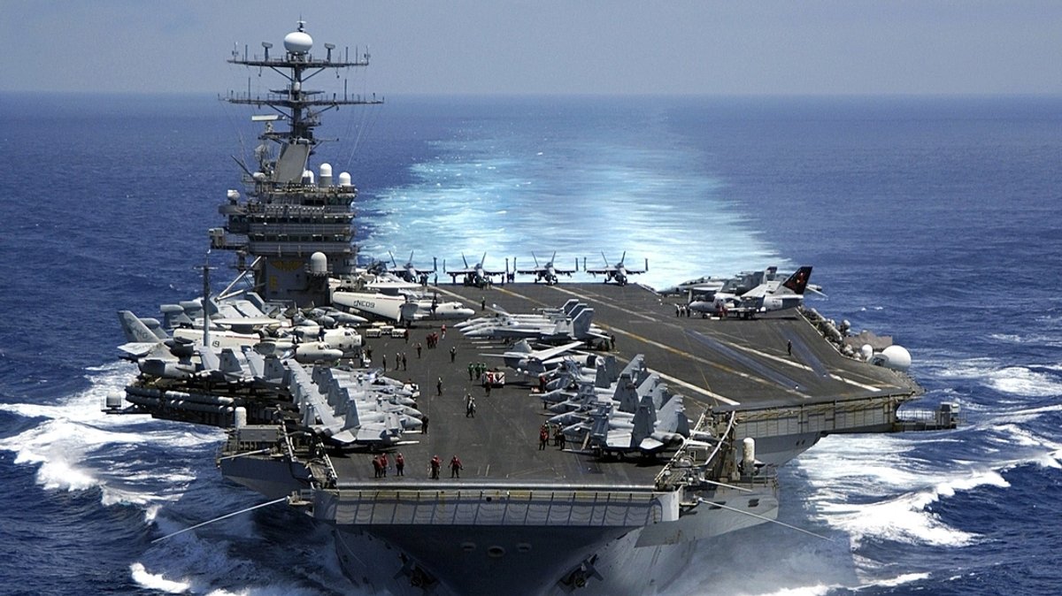 Einer der größten US amerikansichen Flugzeugträger, die USS Carl Vinson (CVN 70) ist am 15.03.2005 auf hoher See unterwegs. (Archivbild)