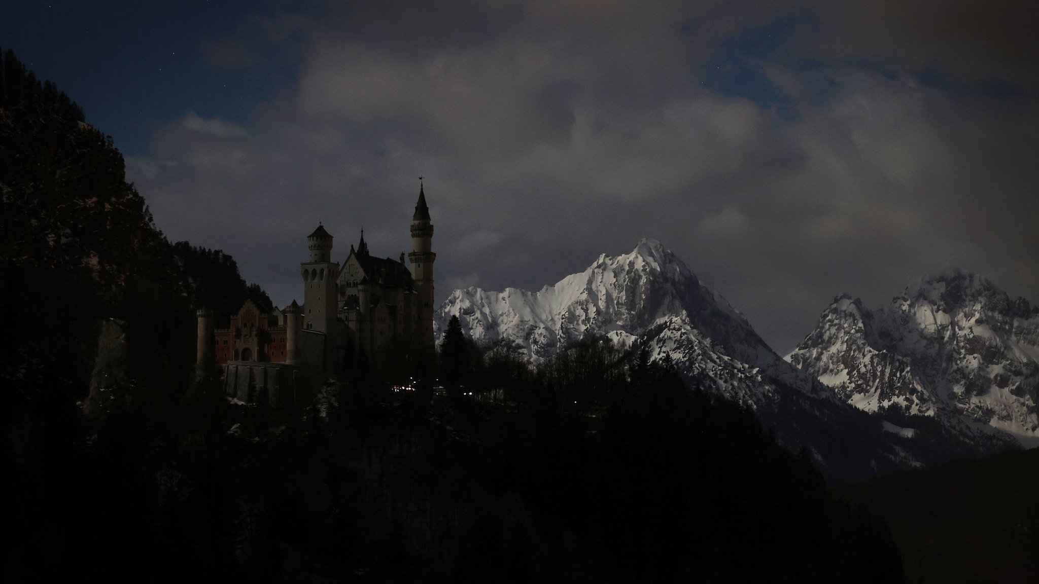 Nur vom Mondlicht erhellt, steht das Schloss Neuschwanstein in der "Earth Hour" im Königswinkel. Archivbild 2021.