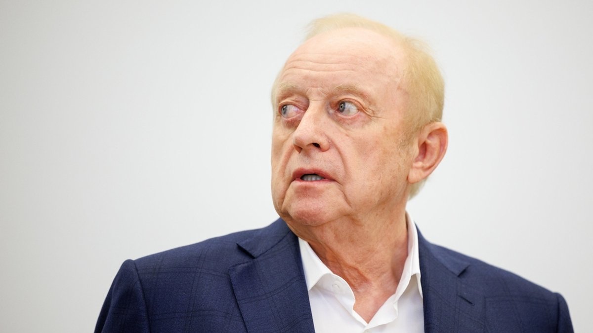 Alfons Schuhbeck, Koch und Unternehmer, steht im Oktober 2022 vor Prozessbeginn als Angeklagter im Gerichtssaal im Landgericht München I.