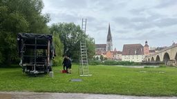 Mitarbeiter des Regensburger Jahninselfests bauen Technik und Bühne wieder ab. | Bild:BR/Mathias von Lieben