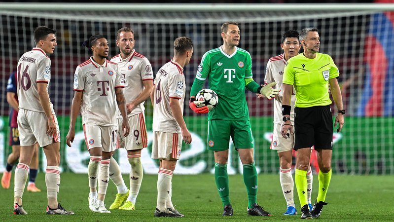 Manuel Neuer (FC Bayern) beschwert sich beim Schiedsrichter. | Bild: picture alliance/dpa | Sven Hoppe Manuel Neuer (FC Bayern) beschwert sich beim Schiedsrichter.