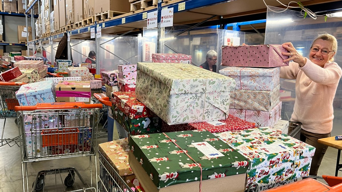 Im Lager der Hilfsorganisation Humedica in Kaufbeuren stapeln sich in Einkaufskörben die Weihnachtsgeschenke.