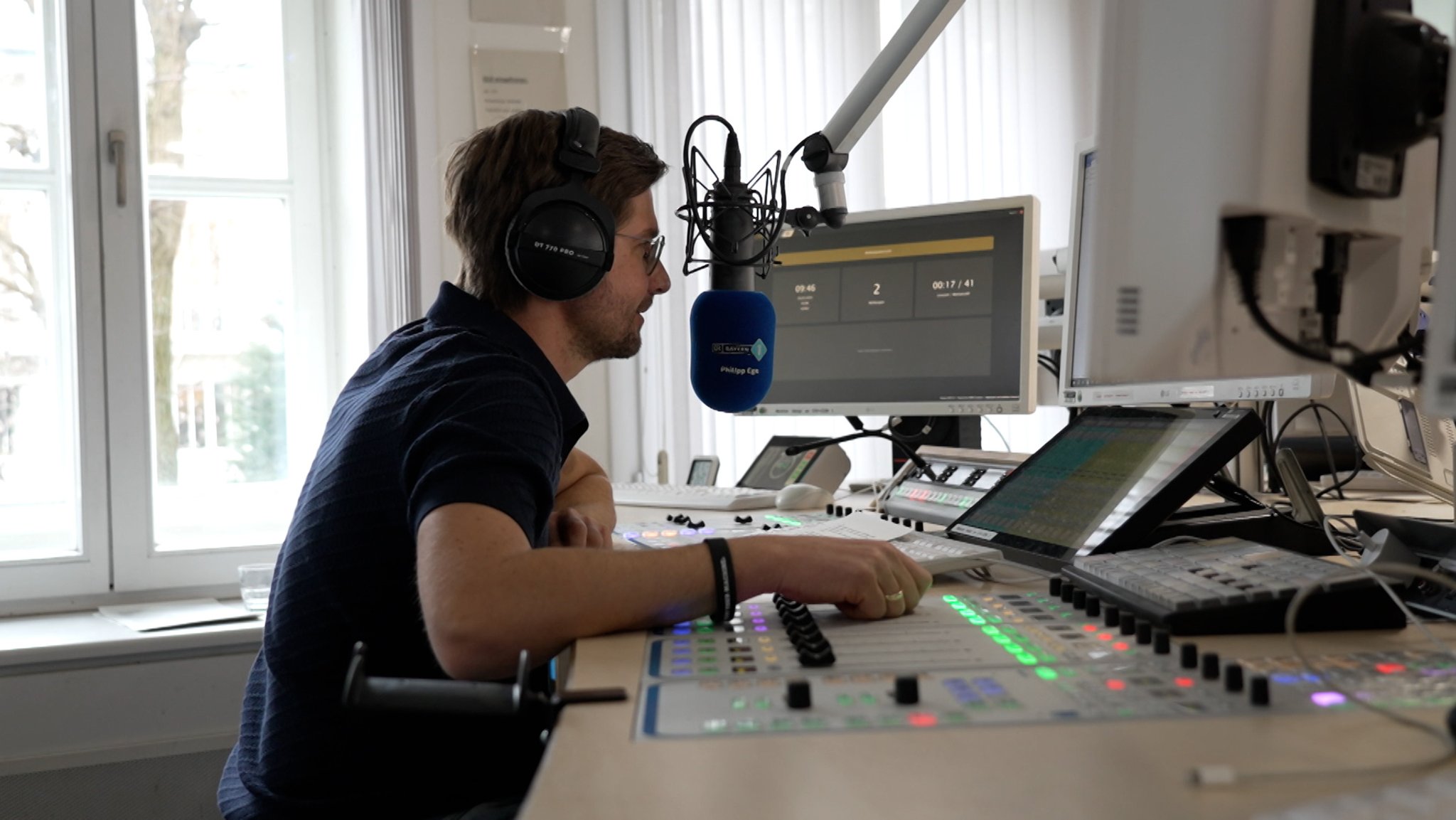 BR-Radiomoderator im Studio