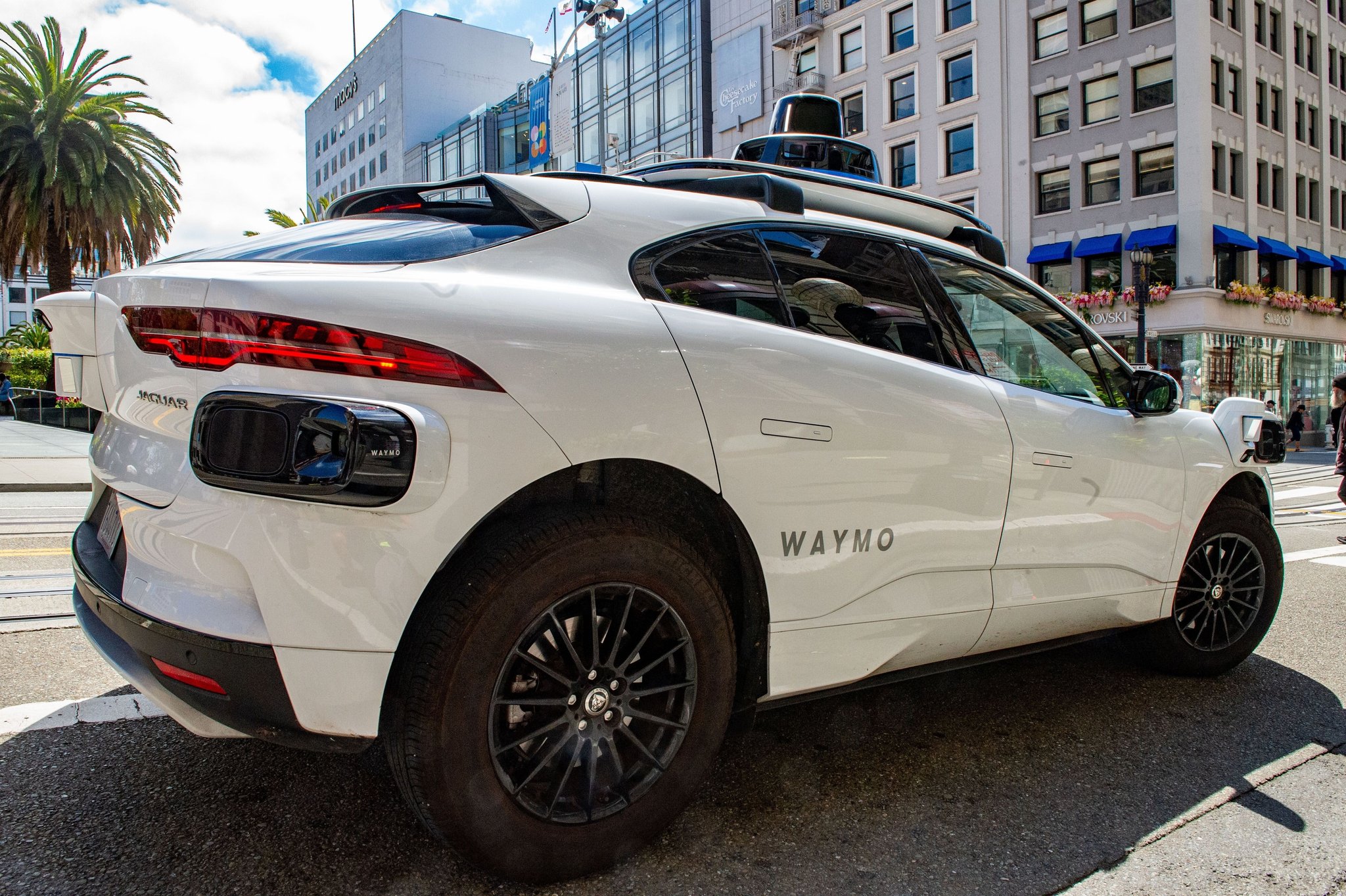 ARCHIV - 16.05.2024, USA, San Francisco: Ein fahrerloses Robotaxi der Google-Schwesterfirma Waymo ist im Straßenverkehr unterwegs. Im kommenden Jahr sollen sie auch in München verfügbar sein.  (zu dpa: «Fahrerlose Taxis in München: Waymo kündigt Start für 2027 an») Foto: Andrej Sokolow/dpa +++ dpa-Bildfunk +++