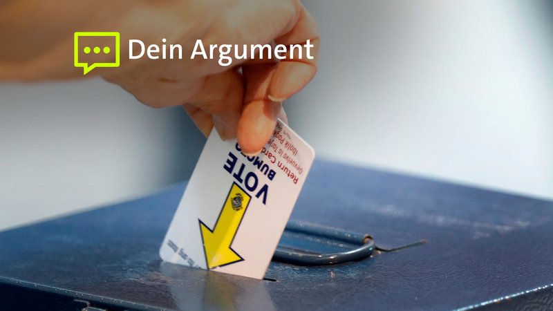 Eine Person wirft ihre Wahlkarte in eine Wahlurne in den USA (Archivbild). | Bild: Steve Marcus/Las Vegas Sun/AP/dpa Eine Person wirft ihre Wahlkarte in eine Wahlurne in den USA (Archivbild).