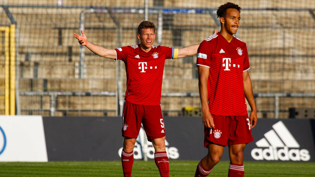 Die zweite Mannschaft des FC Bayern München II beklagt die Niederlage gegen Wacker Burghausen.