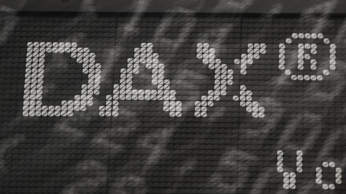 Das Wort "DAX" steht im Handelssaal der Frankfurter Wertpapierbörse an einer Tafel.