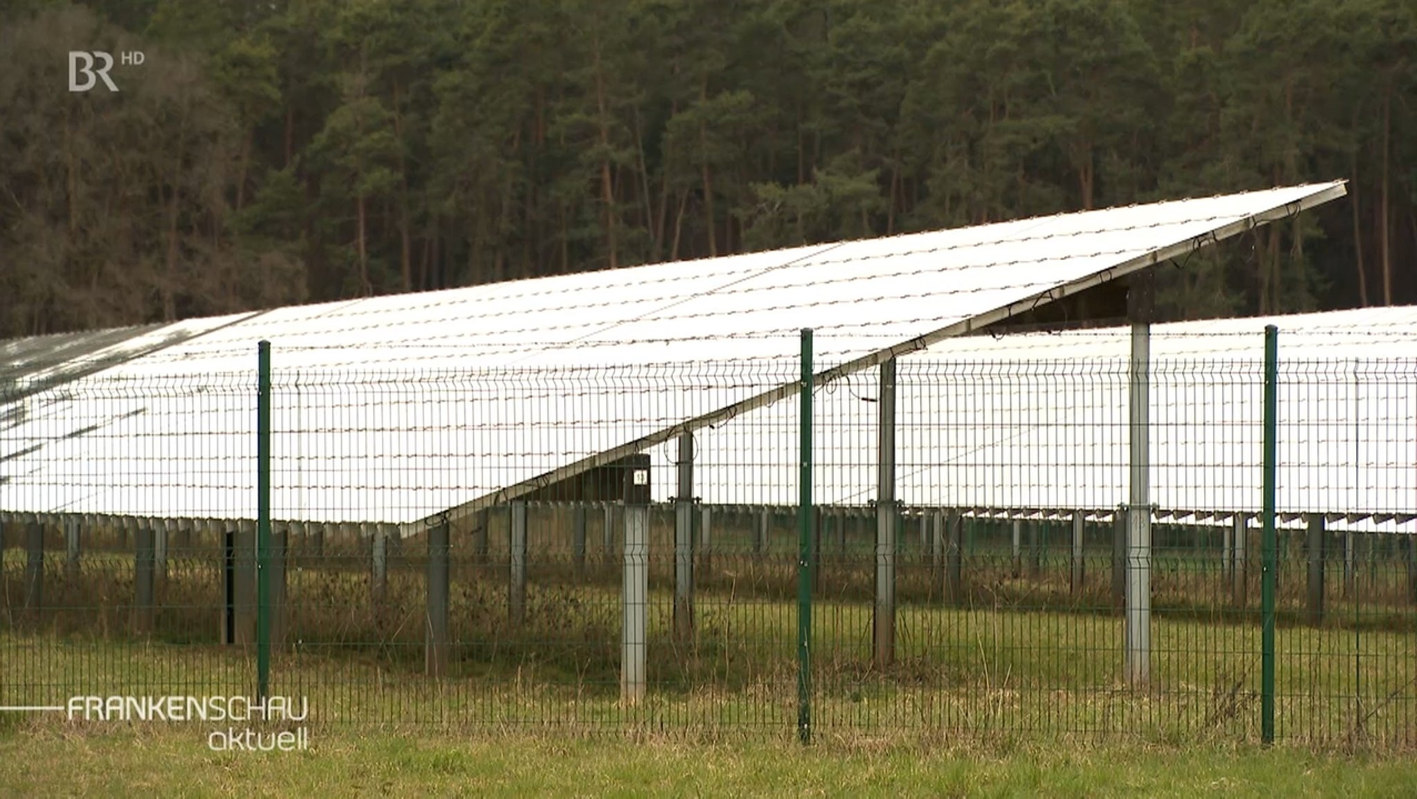 Photovoltaikanlage an einer Autobahn