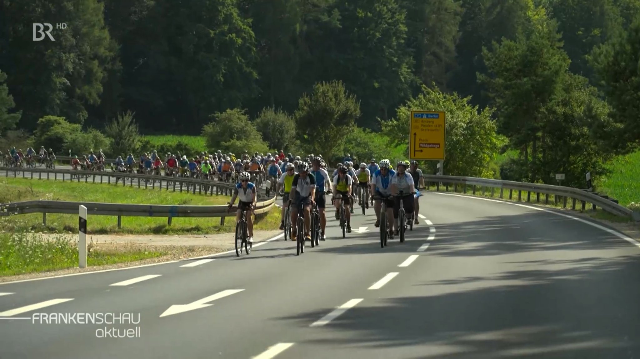 Der Pulk der BR-Radltour bei der Einfahrt nach Pegnitz - dem Etappenziel der vierten Etappe.