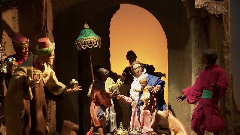 In der Krippe bekommen Maria und Josef mit dem Jesuskind Besuch von den heiligen drei Königen. | Bild: BR In der Krippe bekommen Maria und Josef mit dem Jesuskind Besuch von den heiligen drei Königen.