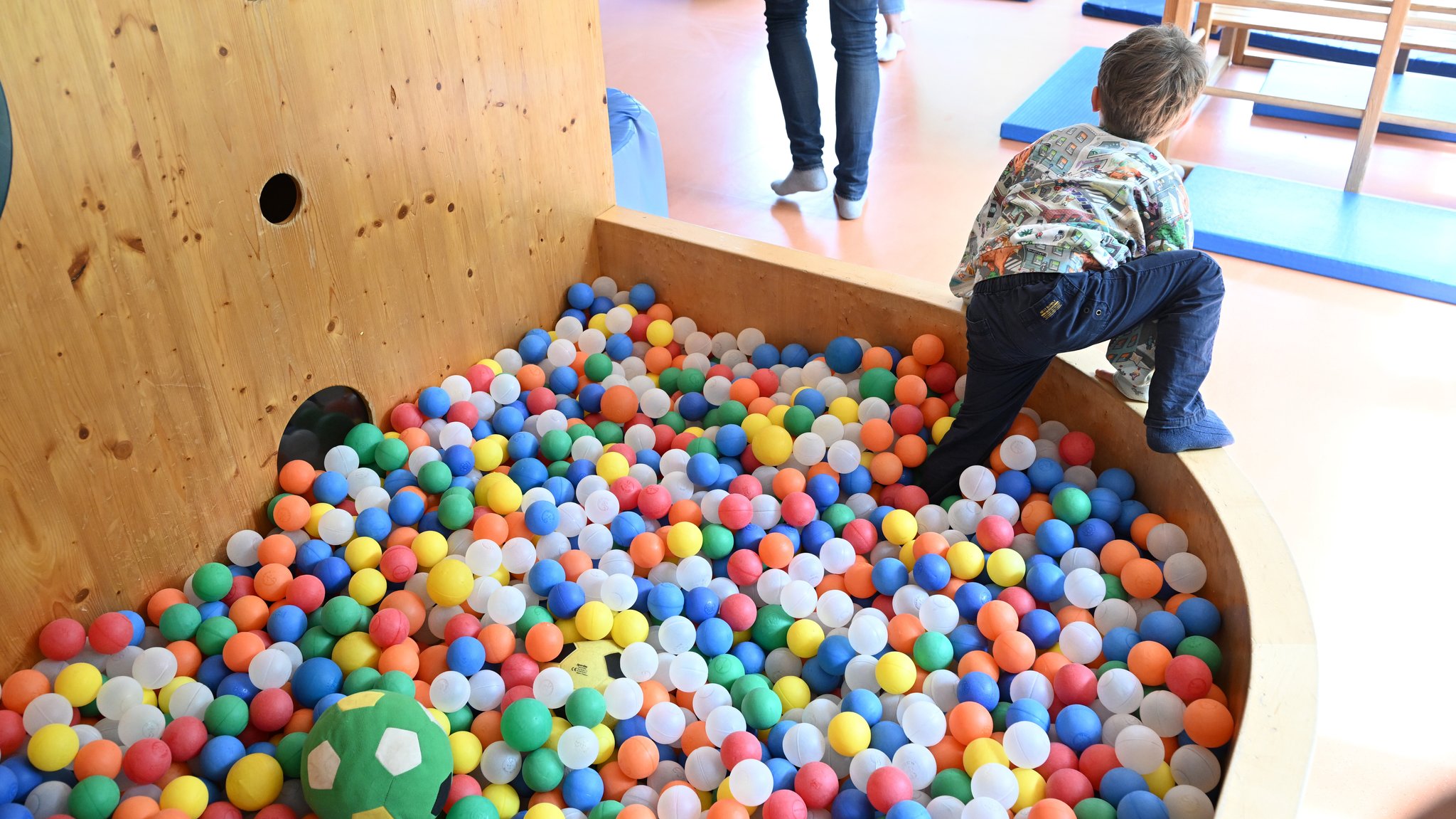 Ein Kind spielt in einem Bewegungszimmer einer Kindertagesstätte | Bild: picture alliance/dpa | Bernd Weißbrod Ein Kind spielt in einem Bewegungszimmer einer Kindertagesstätte