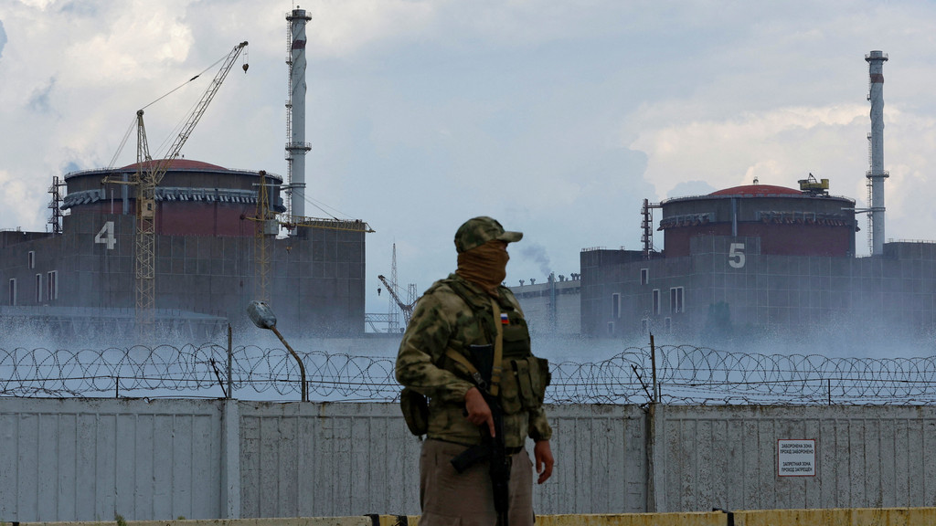 Ein russischer Soldat bewacht einen Bereich des Kernkraftwerks Saporischschja 