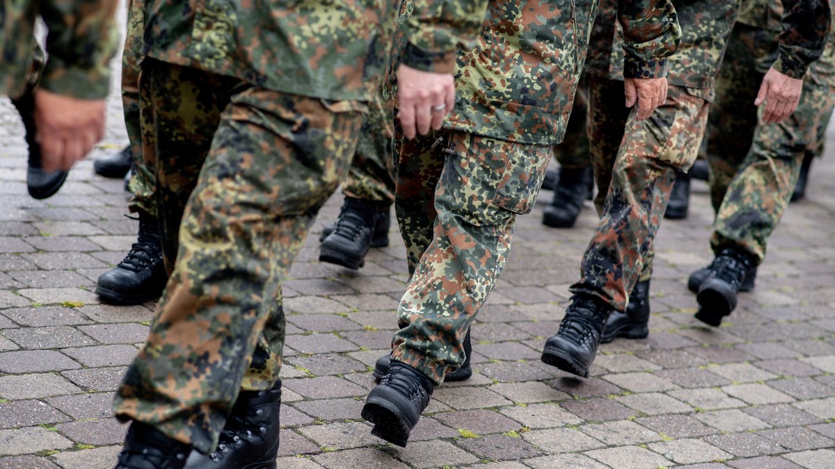 Reservistinnen und Reservisten marschieren im Rahmen des Nationalen Veteranentags in der Zitadelle Vechta.