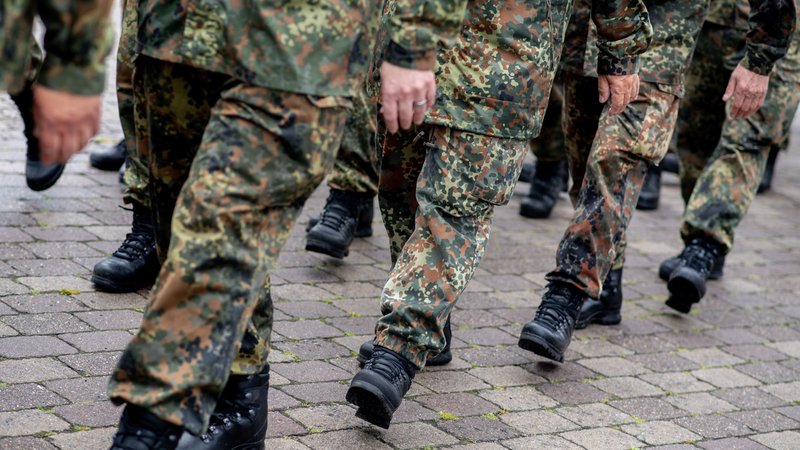Reservistinnen und Reservisten marschieren im Rahmen des Nationalen Veteranentags in der Zitadelle Vechta. | Bild: picture alliance/dpa | Hauke-Christian Dittrich Reservistinnen und Reservisten marschieren im Rahmen des Nationalen Veteranentags in der Zitadelle Vechta.