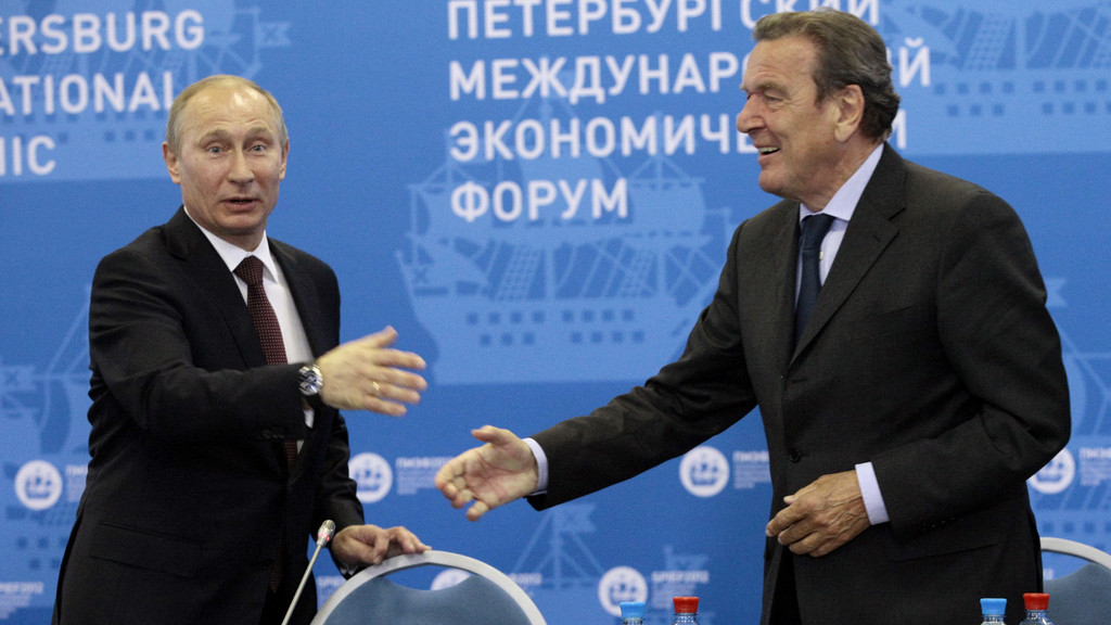Russlands Präsident Wladimir Putin (l.) und Altkanzler Gerhard Schröder beim jährlichen Wirtschaftsforum in St. Petersburg im Jahr 2012.