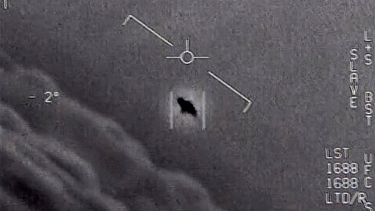 Das Bild aus einem Video des Verteidigungsministeriums mit der Bezeichnung Gimbal aus dem Jahr 2015 zeigt in der Mitte ein unerklärliches Objekt, das verfolgt wird, während es hoch über den Wolken aufsteigt und sich gegen den Wind bewegt.