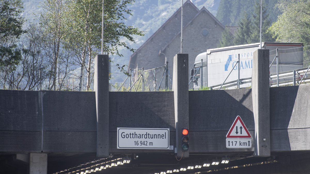 Die Ampel steht auf Rot, am Eingang des Nordportals zum Gotthard Straßentunnel.