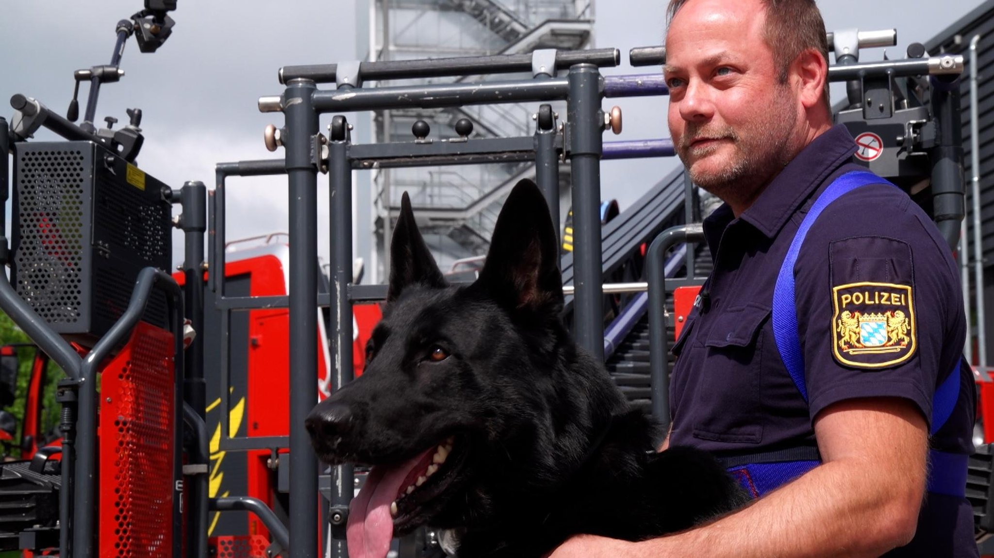 Diensthundeführer Michael Thoma mit Spürhund Moritz