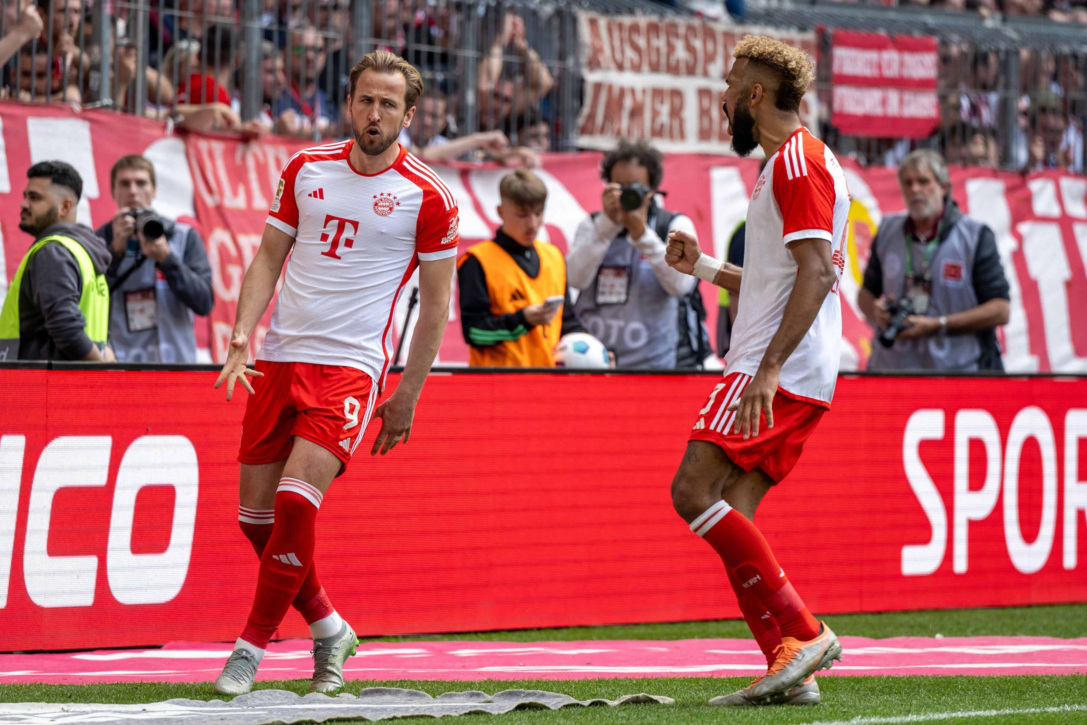 Harry Kane und Eric Maxim Choupo-Moting bejubeln einen Treffer des FC Bayern