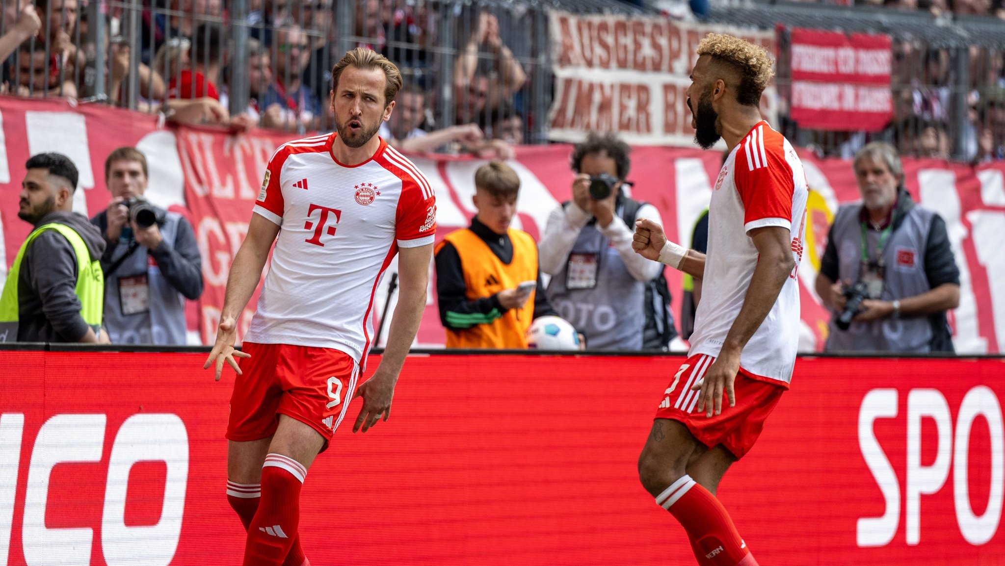 Harry Kane und Eric Maxim Choupo-Moting bejubeln einen Treffer des FC Bayern