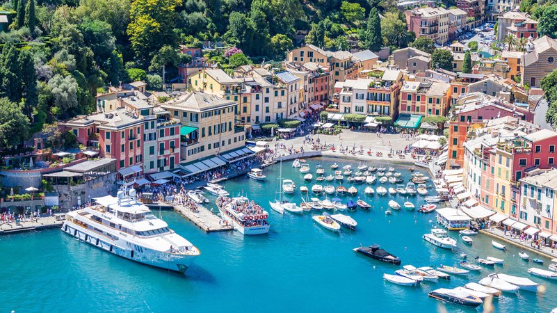 Portofino verbietet Barfußlaufen, Badekleidung und Betteln | Bild: picture alliance / Zoonar | Paolo Gallo Portofino verbietet Barfußlaufen, Badekleidung und Betteln