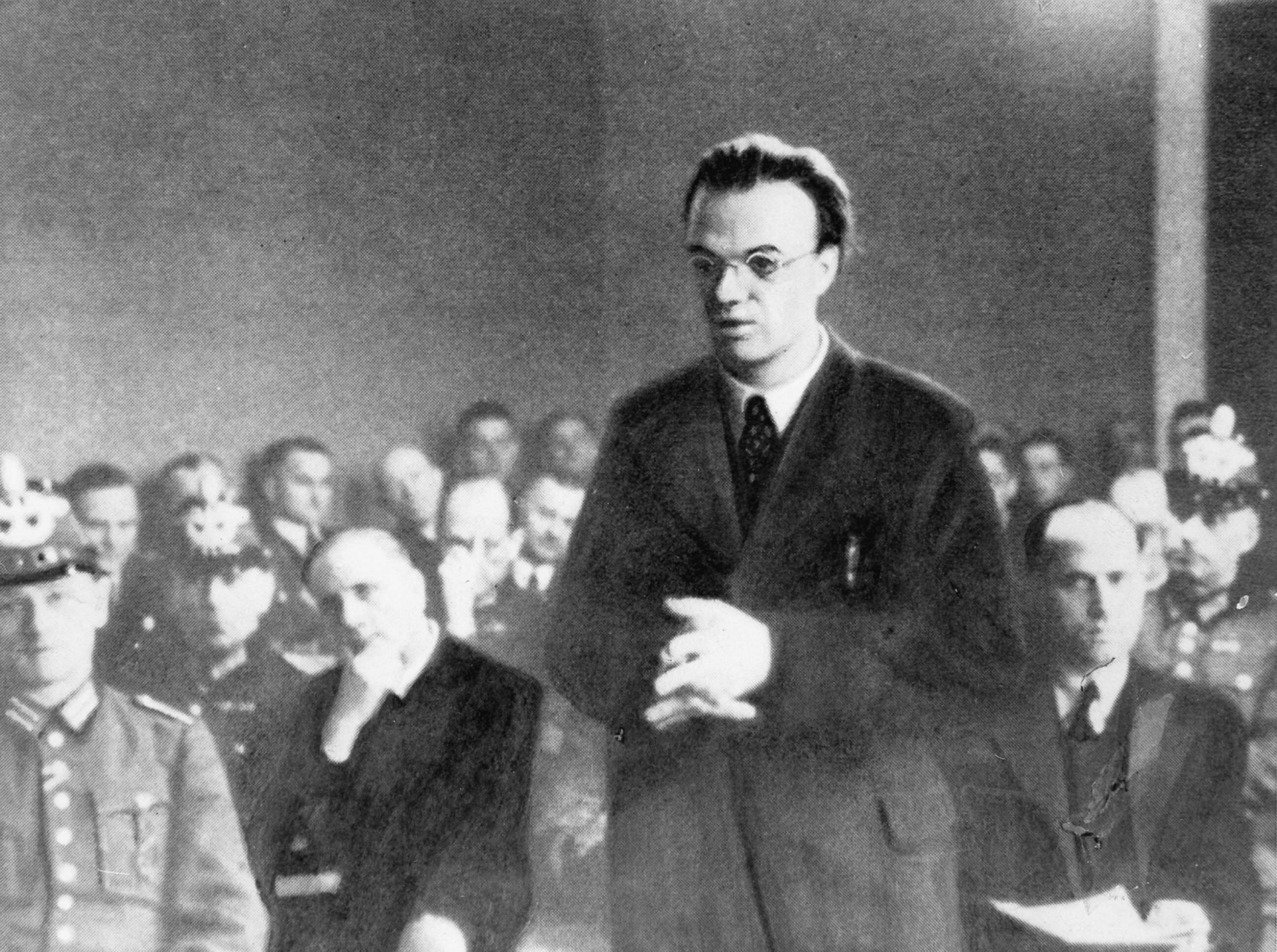 Pater Alfred Delp als Angeklagter vor dem Volksgerichtshof nach dem Anschlag vom 20.Juli 1944.