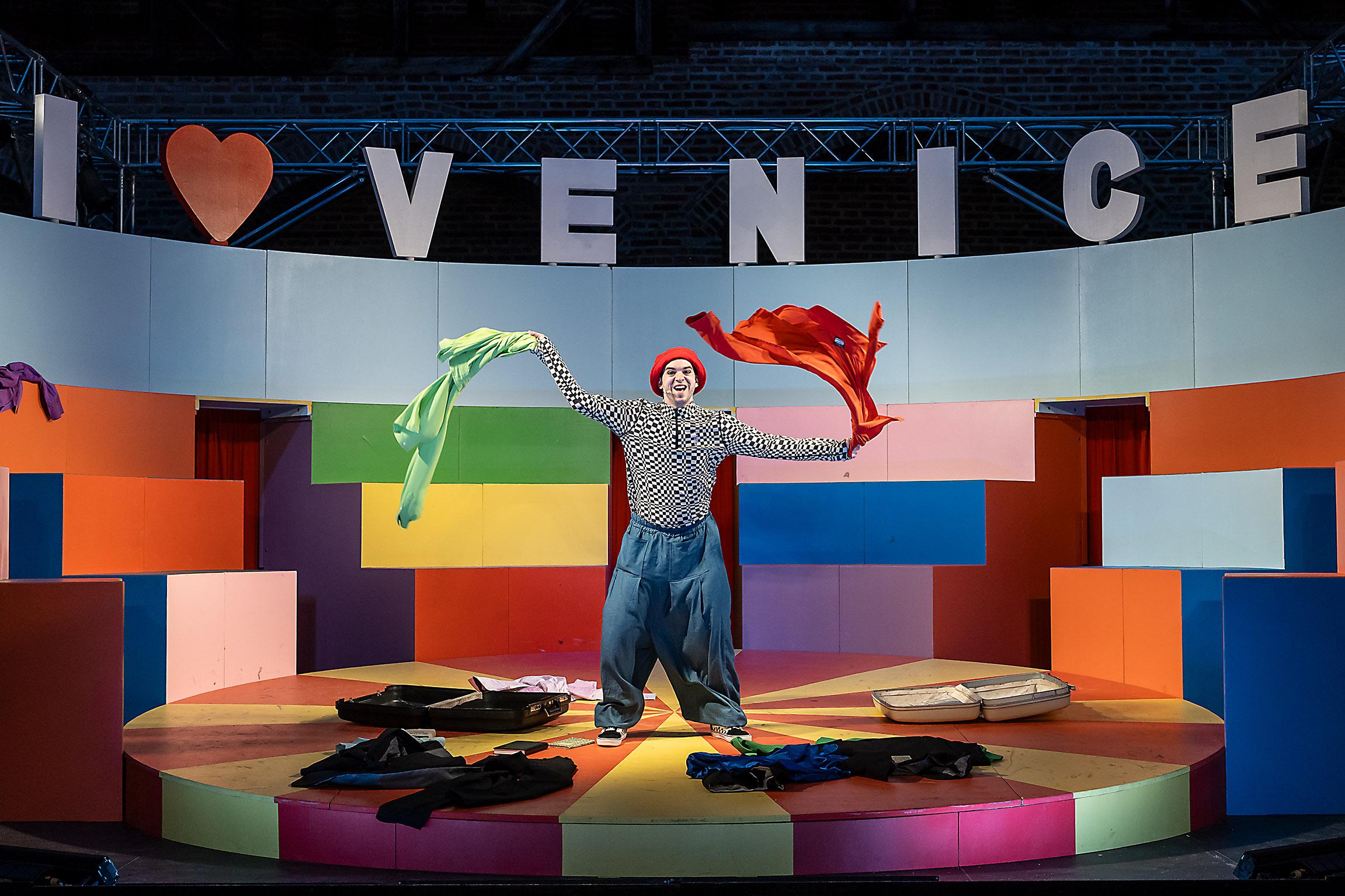 Der Diener lüftet die Kleider seiner Herren