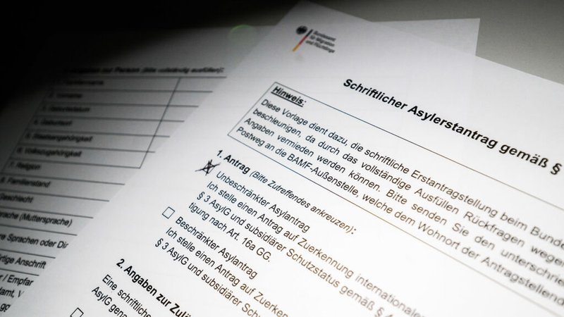 Ein schriftlicher Asylerstantrag des Bundesamts für Migration und Flüchtlinge (BAMF) liegt auf einem Tisch. | Bild: dpa-Bildfunk/Julian Stratenschulte Ein schriftlicher Asylerstantrag des Bundesamts für Migration und Flüchtlinge (BAMF) liegt auf einem Tisch.