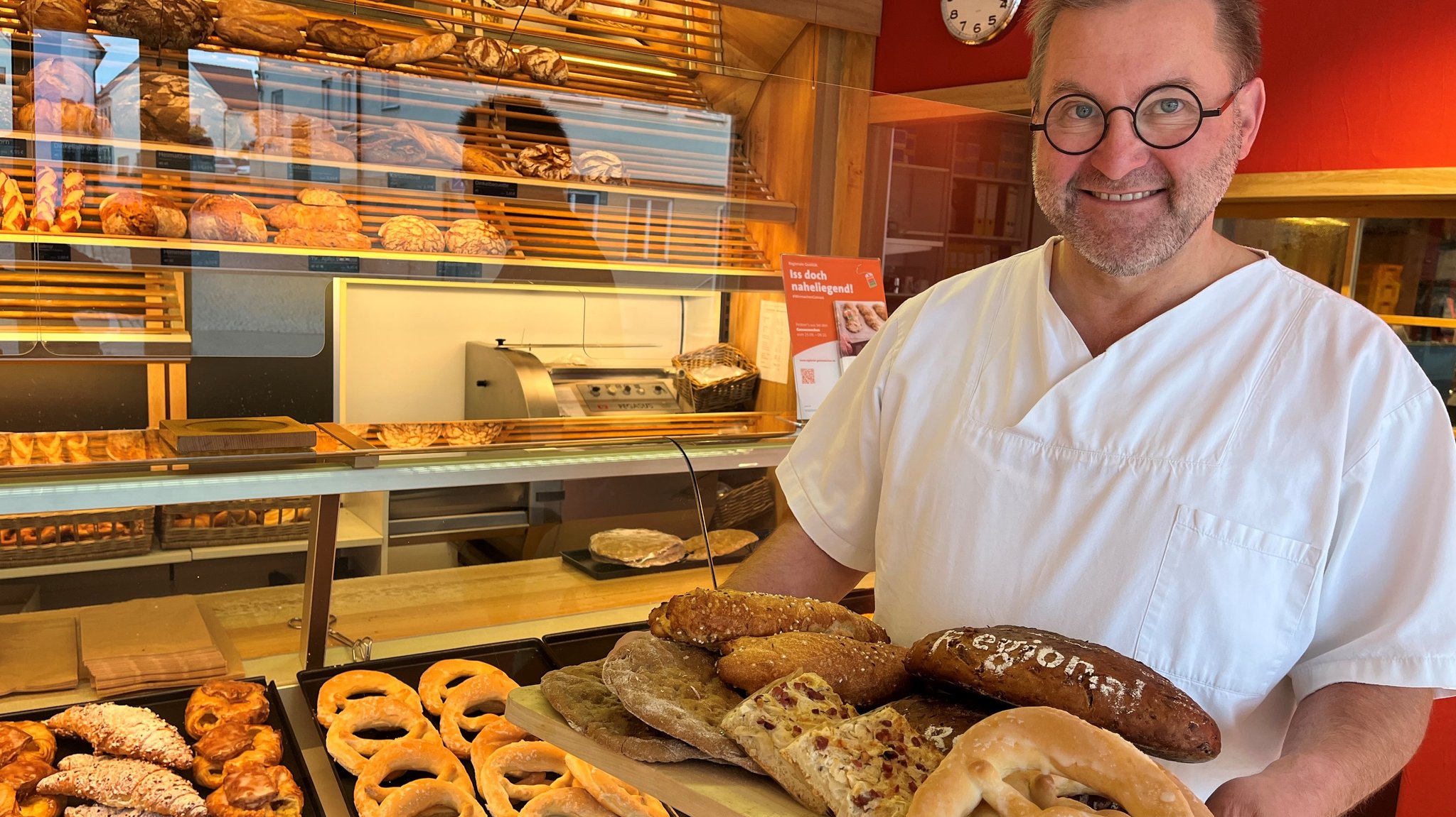 Bäckermeister Jürgen Lenzer mit Seelenbrezen, Zwiebelkuchen, Alblinsenbrot und anderen Backwaren. 