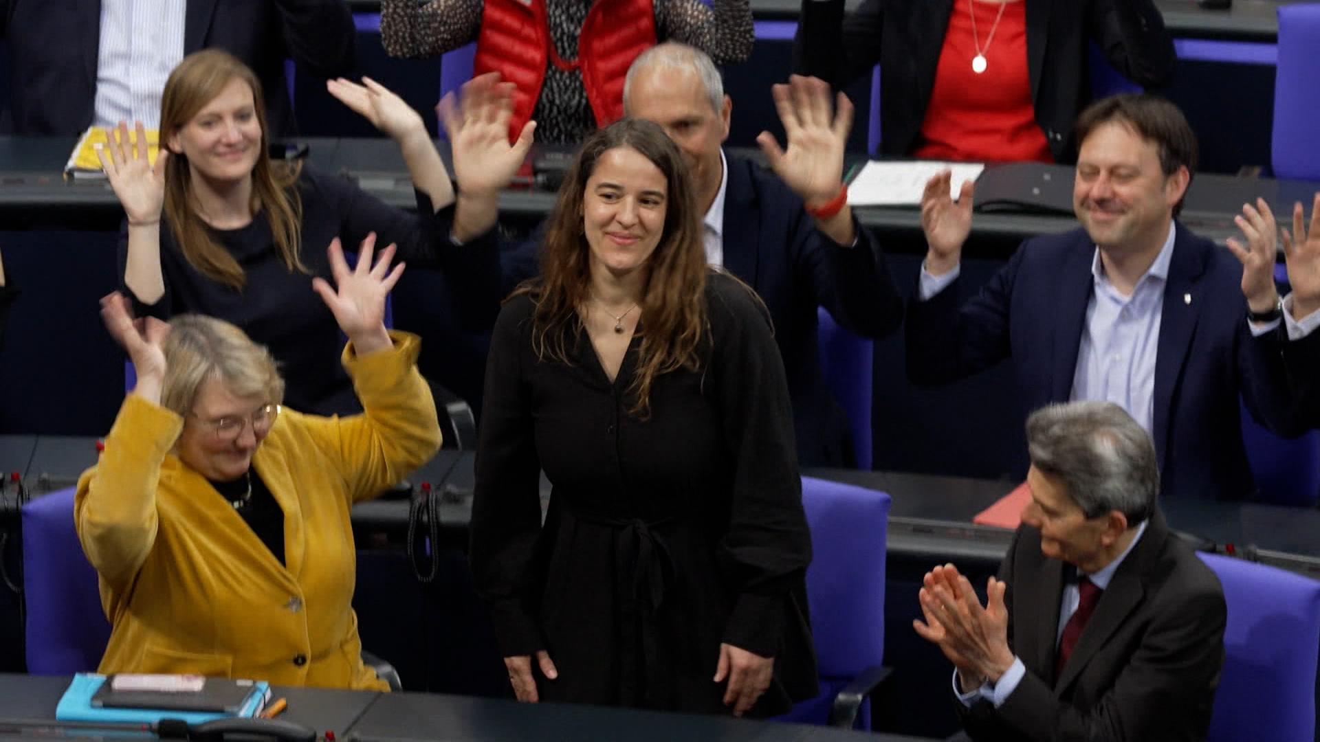 Als Nachrückerin im Bundestag ist Heike Heubach eine Ausnahme-Erscheinung: Erstmals gibt es eine gehörlose Politikerin im deutschen Parlament.