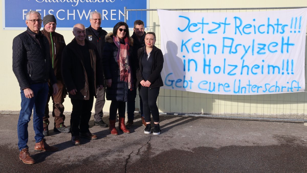 In Holzheim demonstrieren besorgte Bürger gegen eine Übergangsunterkunft für Geflüchtete.